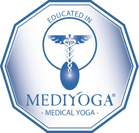 Blåt oktogonalt logo med teksten “EDUCATED IN” og “MEDIYOGA - MEDICAL YOGA” samt medicinsk symbol.