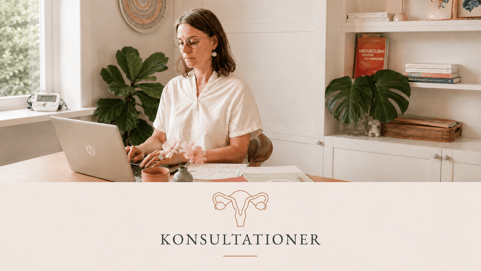 Kvinde sidder ved laptop i lyst kontor, gennemser dokumenter, med planter og “Konsultationer” tekst nederst. Anette Werenskiold  Klinik W