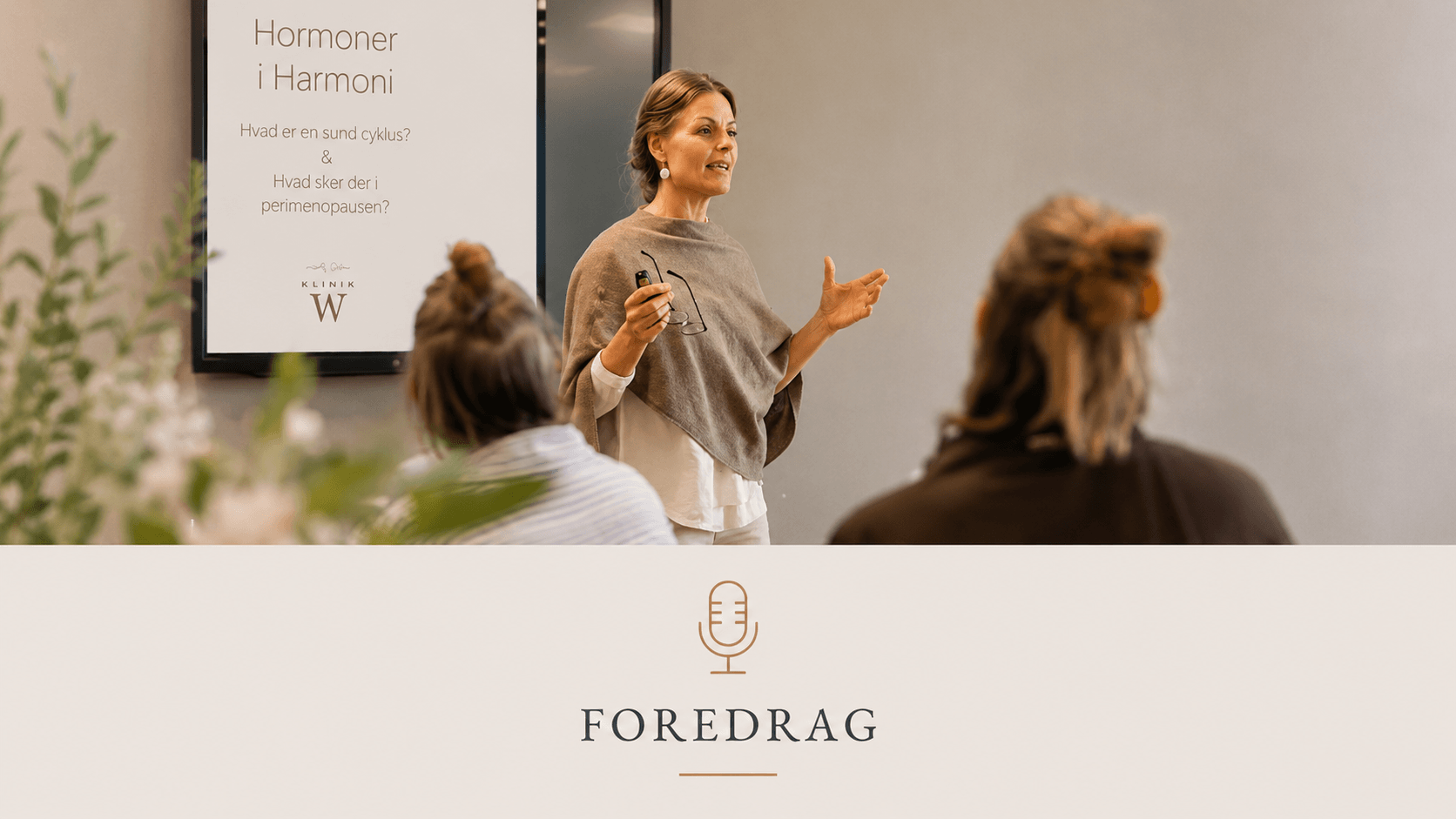 Kvinde holder oplæg foran skærm med teksten “Hormoner i Harmoni”. Anette Werenskiold Klinik W foredrag