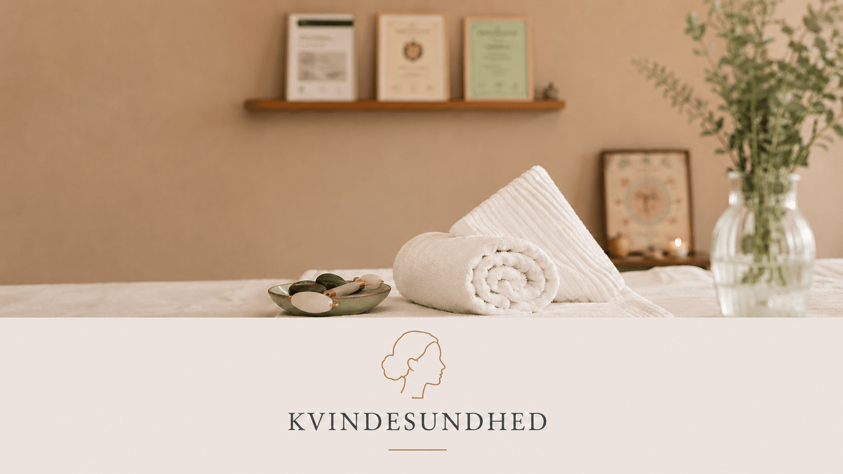 Hvidt håndklæde rullet på bord, grønne stearinlys og blomster i roligt spa-miljø, tekst “Kvindesundhed”. Klinik W behandlerrum - Japansk Lifting