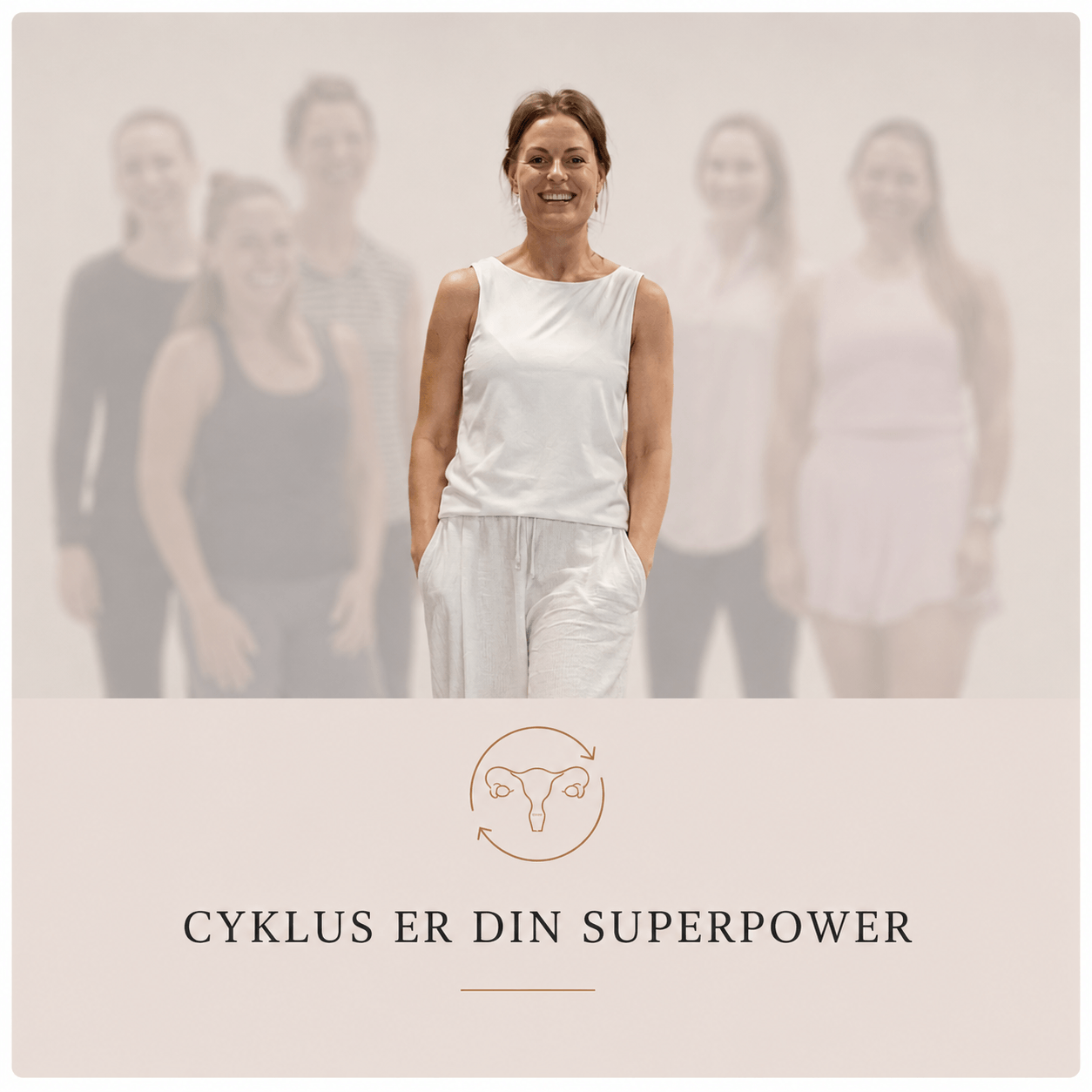 Smilende kvinde i hvidt tøj foran sløret gruppe, med ikon og teksten “CYKLUS ER DIN SUPERPOWER”. Anette Werenskiold - Klinik W